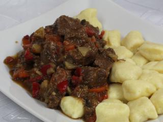 Hovädzie stehno na koreňovej zelenine