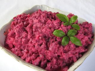 Cviklový šalát so zelerom a jogurtom