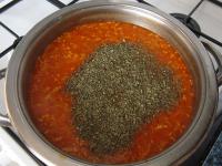 Pridáme pretlačený cesnak, majorán - podľa...