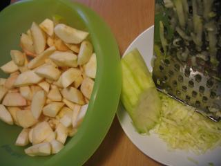 Príprava jabĺk a cukety