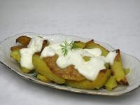 Bryndzu zmiešame s kyslou smotanou. Podávame na...