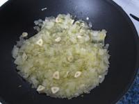 Cibuľu a cesnak očistíme a nakrájame....