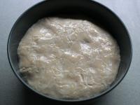 V 200 ml vlažného mlieka rozdrobíme droždie,...