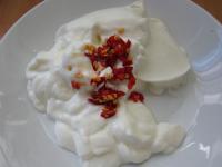 Feferónky na jemno nasekáme a zamiešame ich s...