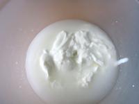 Biely jogurt rozmiešame s vodou v hlbokej miske. ...