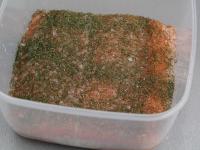 Filet posypeme hrubozrnnou soľou, kryštálovým...