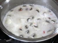 Pridáme uvedené ingrediencie a za občasného...