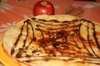 Hotovú palacinkovú pizzu prelejeme roztopenou...