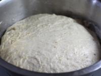 Do sypkej zmesi vlejeme vodu s droždím, rukou...