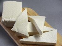 Tofu prekrojíme pozdĺžne na dve polovice,...