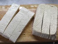 Tofu rozkrojíme na polovice, každú polovicu na...
