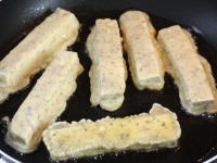 Tofu tyčinky obalíme v cestíčku a na...