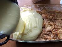 Puding nalejeme na mliekom nasiaknuté rožky....