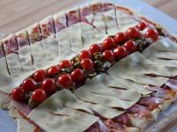 Na olivy navrstvíme na polovice pokrájané...