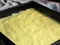 Puding vylejeme na spodnú vrstvu keksov a...