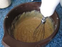 K maslu pridáme puding a rum a pomocou metličky...