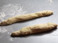 Na pomúčenej doske rozdelíme cesto na cca 20 cm...