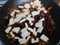 Vzápätí primiešame nakrájané tofu a fazuľu....