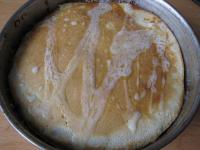 Povrch palacinkovej torty polejeme rozpusteným...