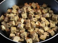 Tofu vyberieme z marinády, opražíme ho krátko...