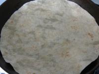 Veľkú tortilu s priemerom cca 30 cm pokvapkáme...