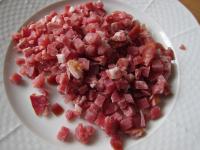 Surovú údenú šunku pokrájame na drobné kocky...