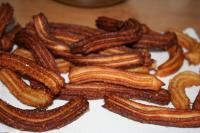 Churros povyberáme na papierový obrúsok a...