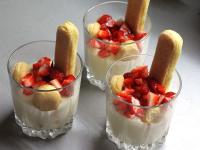 Poháre do polovice naplníme mascarpone krémom,...