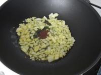 Očistenú a nakrájanú cibuľu s očisteným a...