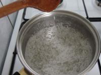 Cukor rozvaríme s vodou na lepkavý sirup (15...