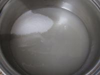 Cukor rozvaríme s vodou na lepkavý sirup (15...