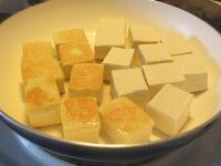 Tofu nakrájame na kocky a mierne opražíme z...