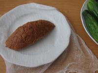 Skrojok chleba (patku) zabalíme do kúska čistej...