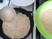 Z cesta pečieme palacinky. Pri pečení prvej...