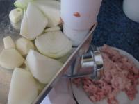 Mäso, cibuľu a cesnak pomelieme na mäsovom...