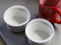 Malé zapekacie misky (ramekin) vymastíme maslom...