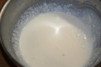 Do väčšej misky dáme vajíčka, mascarpone...