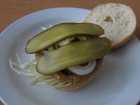 Na kapustu položíme teplý tofu burger, pridáme...
