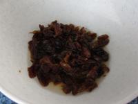 Datle odkôstkujeme a zalejeme vodou. Necháme 15...