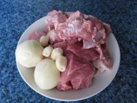 Mäso umyjeme a pokrájame. Očistíme cibuľu a...