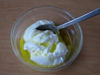 Jogurt zmiešame s olejom, horčicou, soľou a...