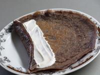 Palacinky potrieme hrubšou vrstvou plnky v jednej...