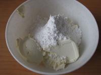 Mascarpone vymiešame s tvarohom a cukrom....