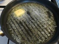 Vo veľkej panvici rozpustíme maslo, necháme ho...