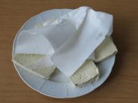 Tofu pokrájame na plátky asi 1 cm hrubé a jemne...