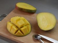 Väčšie zrelé mango si ošúpeme a sladkú...