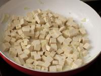 Tofu nakrájame na menšie kocky a pridáme...