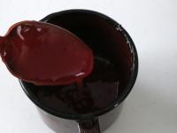 Do zliatej šťavy (100 ml) z rozmrazených jahôd...