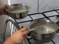 V miske rozmiešame kukuričný škrob v časti...