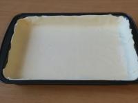 Lístkové cesto stočené na papieri rozvinieme a...